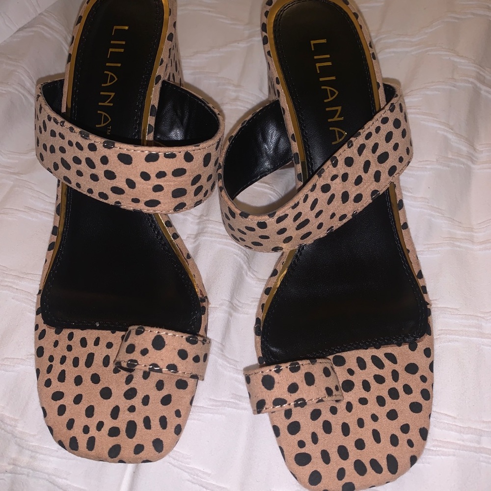 One ring leopard print sandals